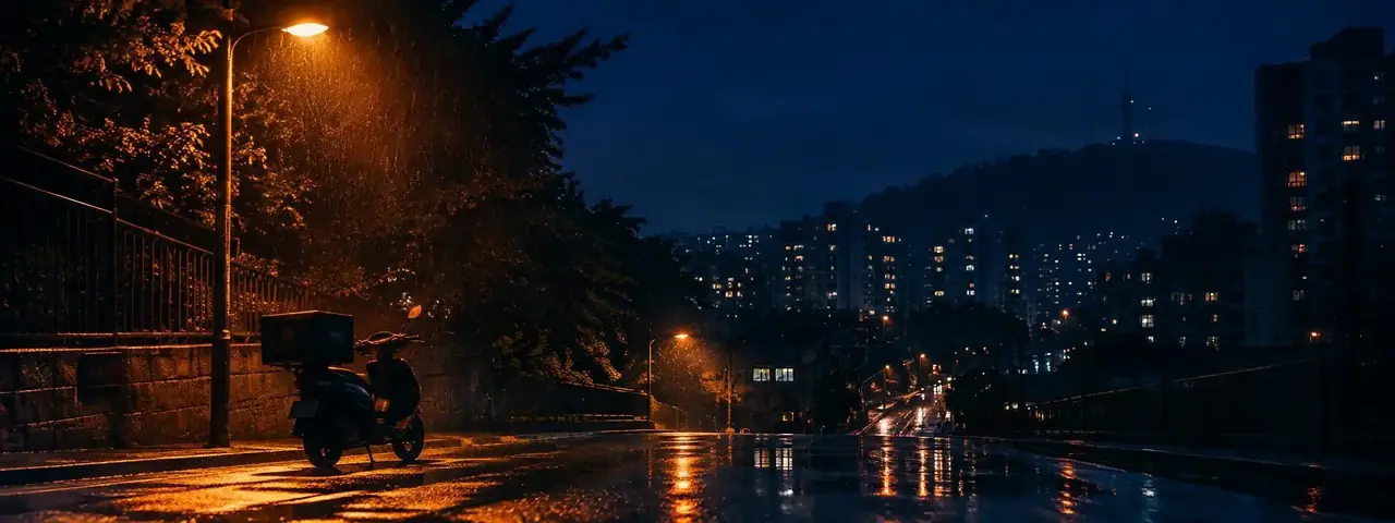 雨夜城市街道,暖黄路灯下停着一辆外卖电动车